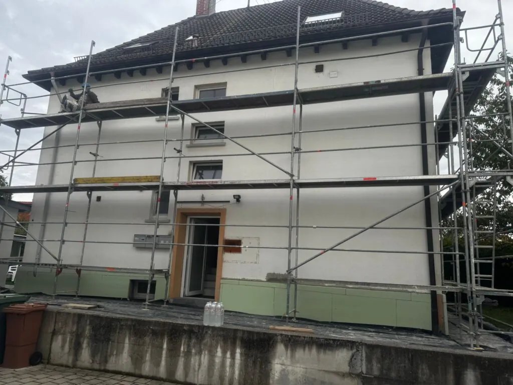 Fassadensanierung eines Mehrfamilienhauses mit Gerüst