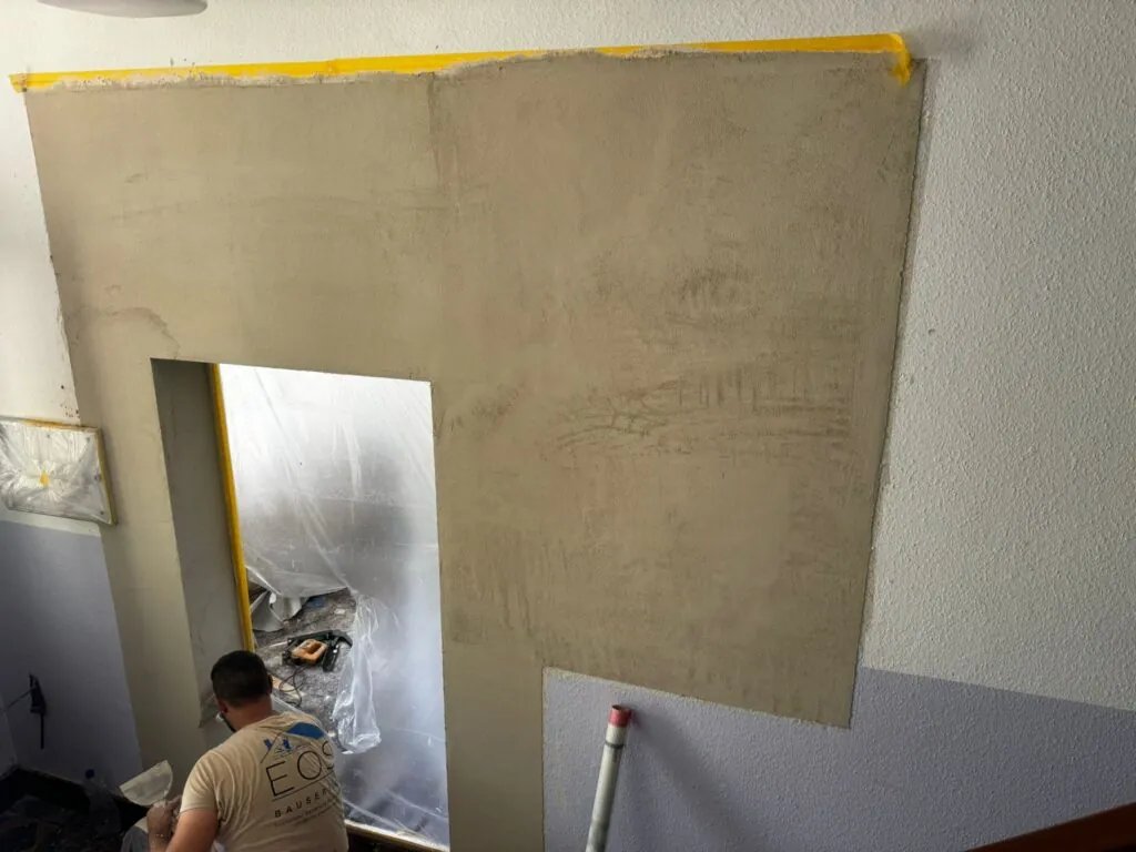 Spachtelarbeiten an einer neu geschlossenen Wandöffnung