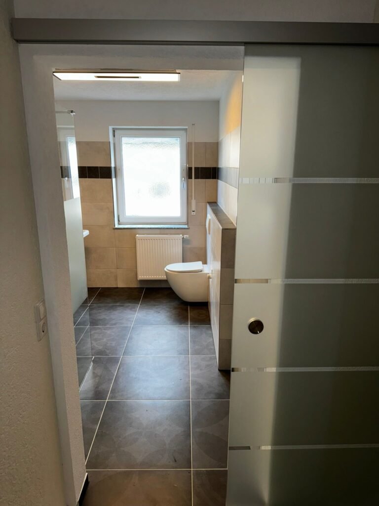 Komplett saniertes Badezimmer mit moderner Fliesenarbeit