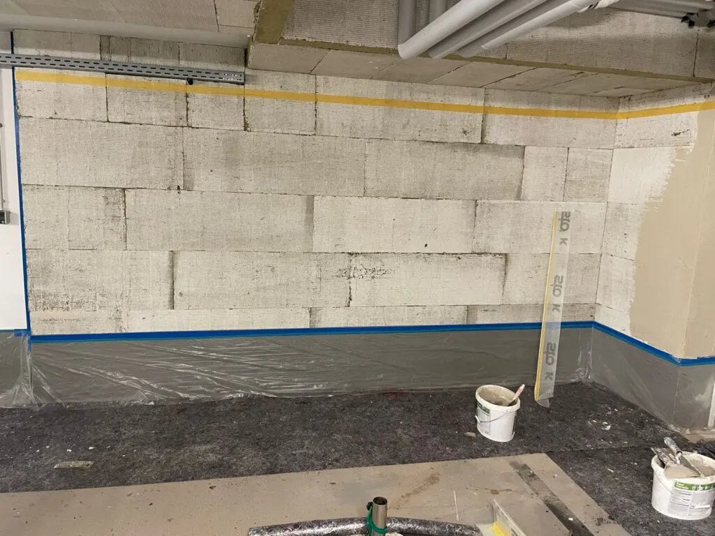 Kellerdeckendämmung mit Dämmplatten in einer Tiefgarage